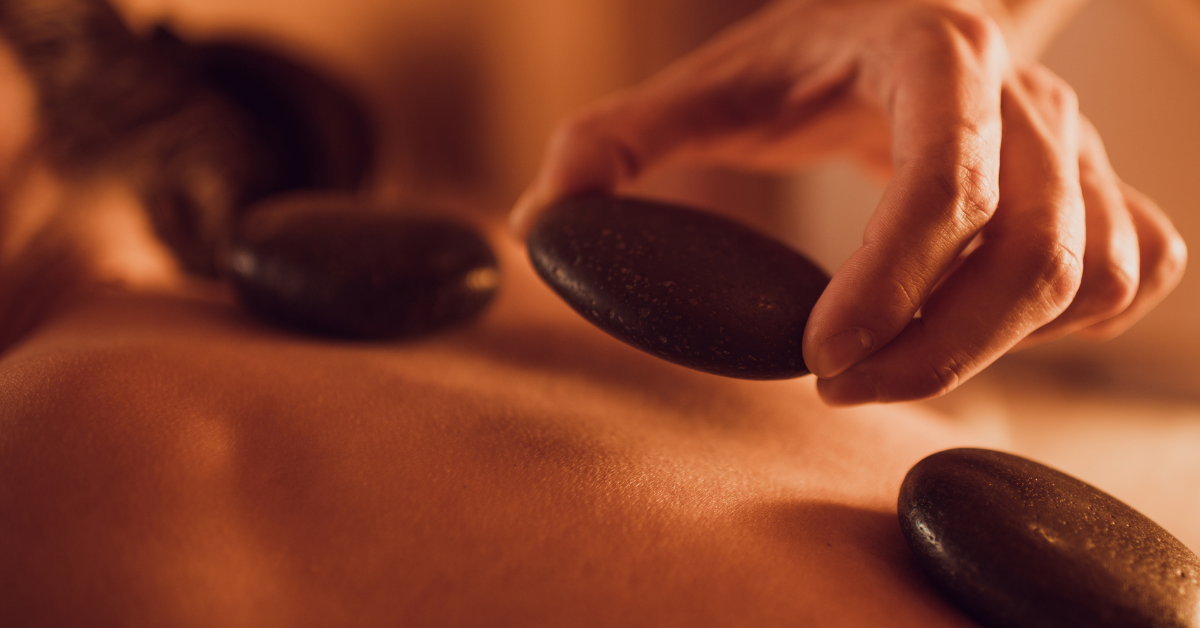 Massage Đá Nóng hỗ trợ thư giãn cơ sâu và phục hồi sức khỏe