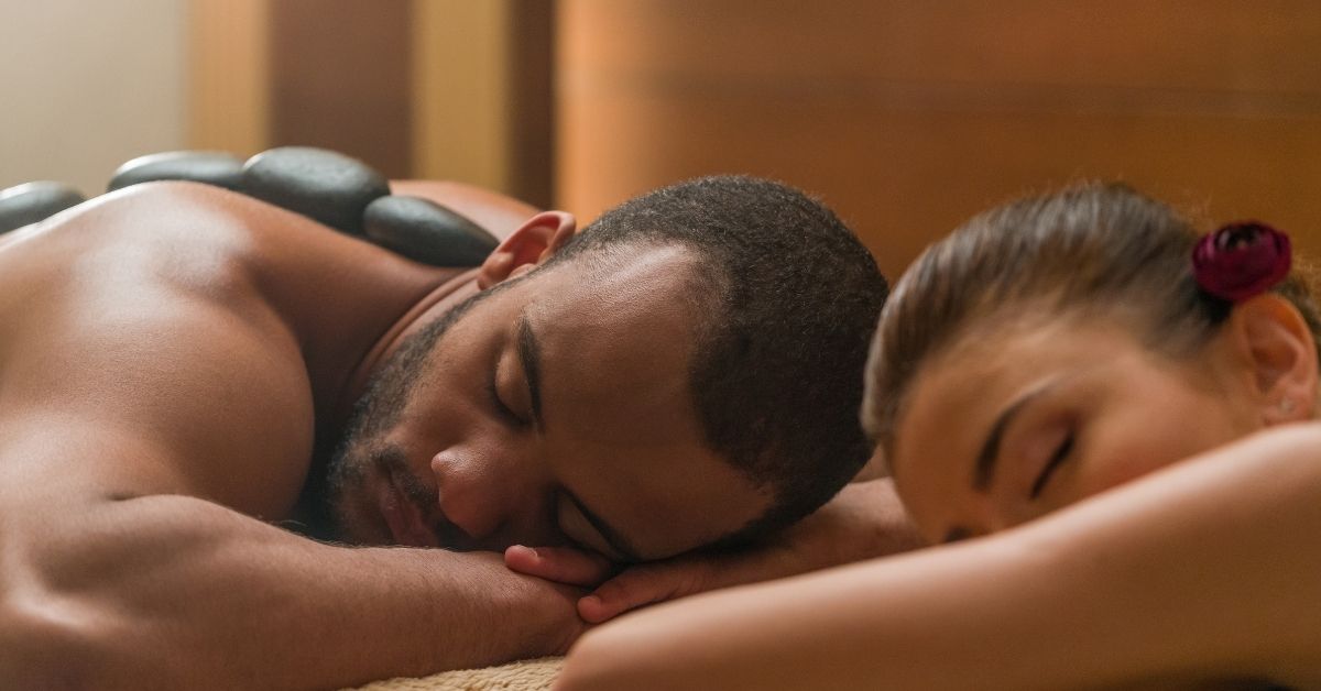 Massage Đá Nóng giúp cặp đôi thư giãn sâu và phục hồi cơ thể