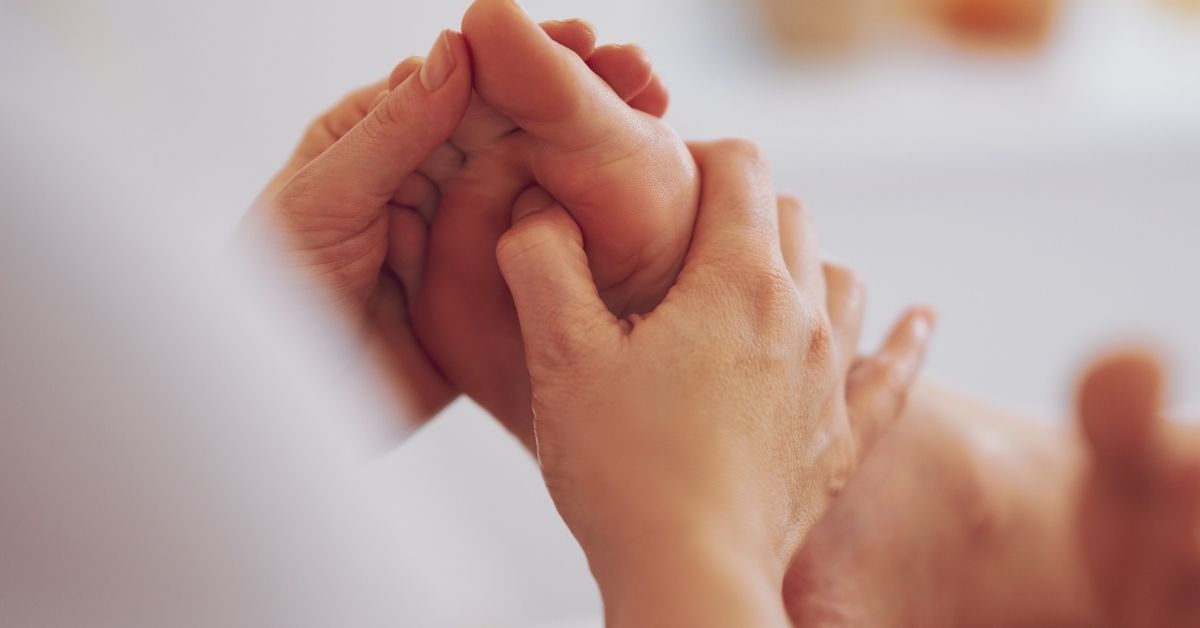 Kỹ thuật viên thực hiện massage chân giúp giải phóng áp lực tại Jang Mi Spa