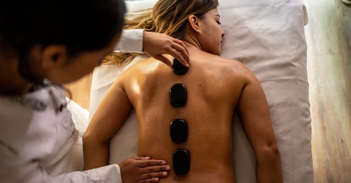 Massage đá nóng giúp lưu thông máu và thải độc cơ thể hiệu quả