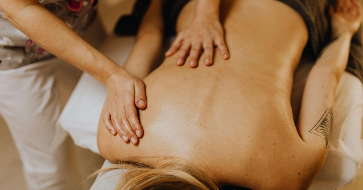 Các kỹ thuật viên thực hiện kỹ thuật massage khó đồng bộ