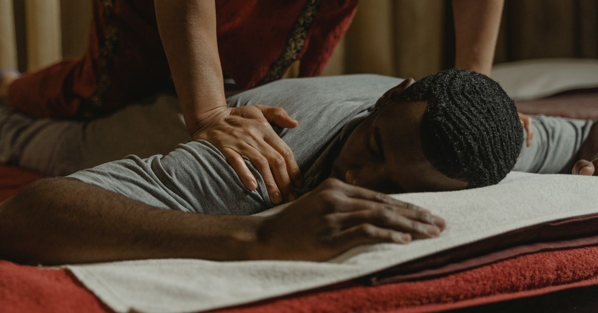 Khách hàng tận hưởng Trải Nghiệm Thư Giãn Nhân Đôi tại spa