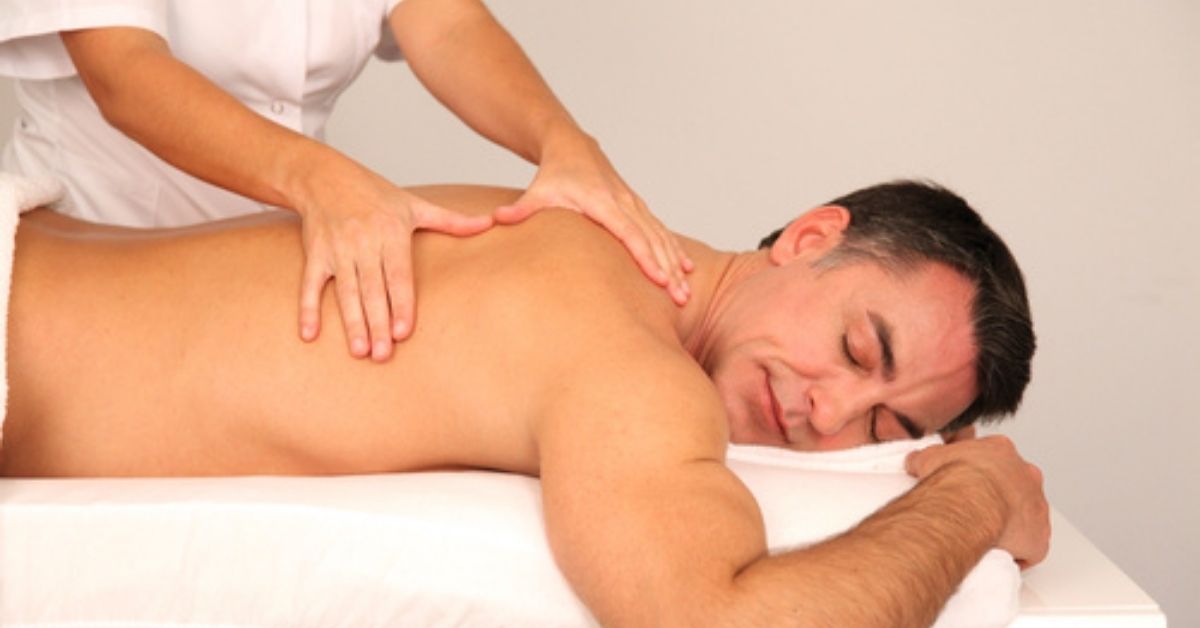 Đạt trạng thái thư giãn sâu với liệu trình massage bốn tay