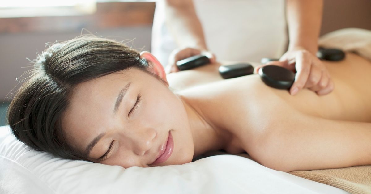 Đội ngũ 3 kỹ thuật viên phối hợp thực hiện bài massage sáu tay