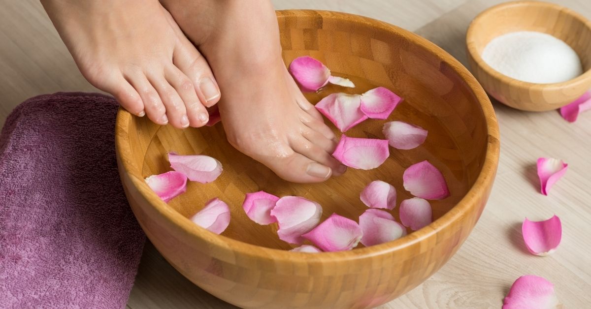 Sở hữu đôi gót chân hồng hào mịn màng nhờ thảo mộc tự nhiên 