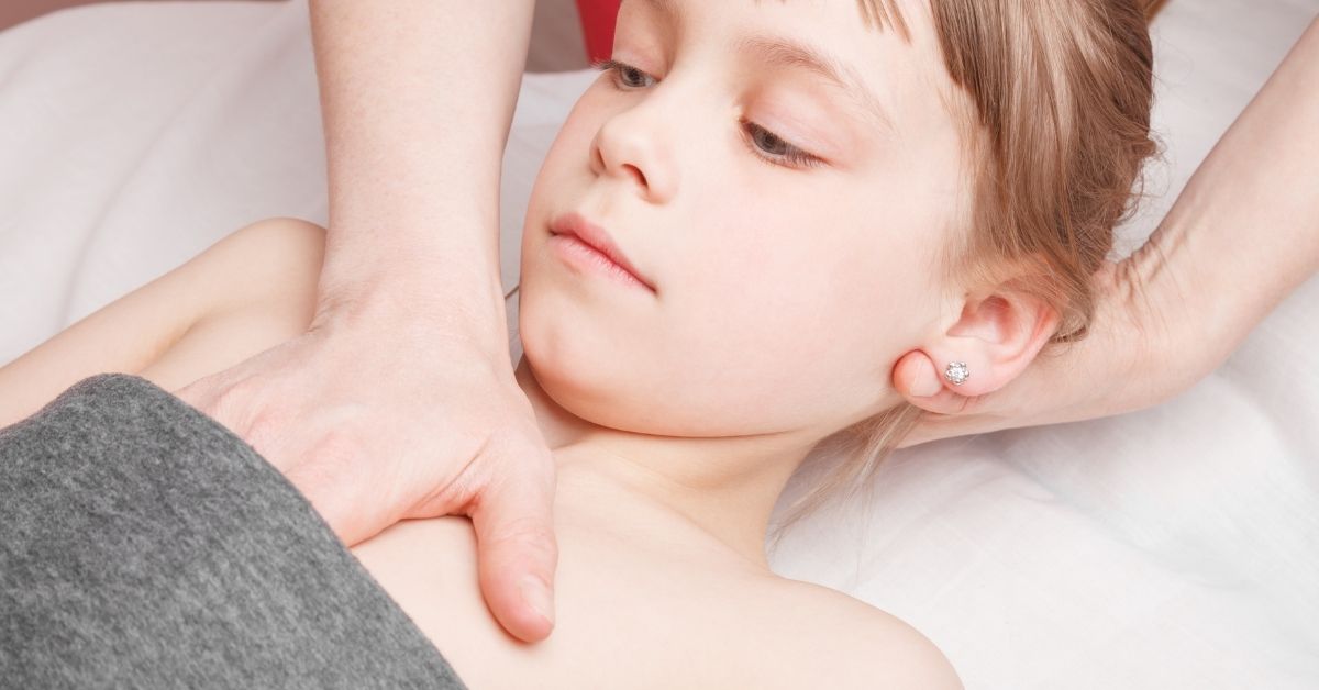 Hỗ trợ bé phát triển xương khớp thông qua kỹ thuật massage chuyên sâu 