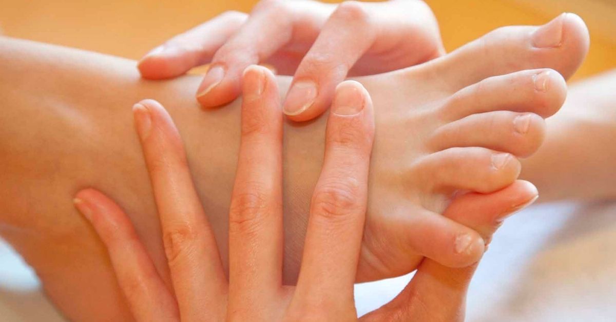 Kỹ thuật xoa bóp lòng bàn chân chuyên sâu tại Jang Mi Spa 