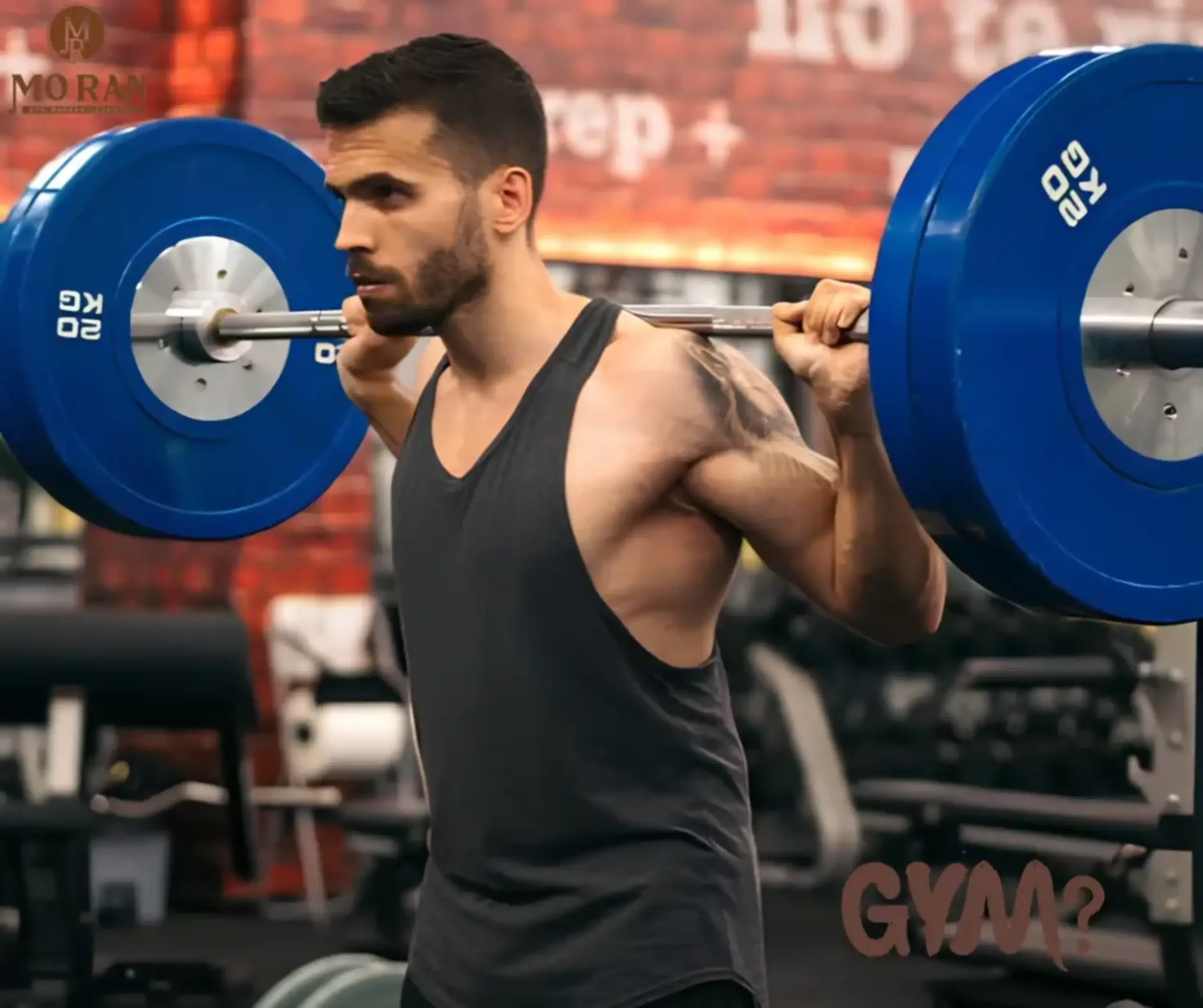 Nam giới tập barbell back squat với thanh tạ, minh họa quá trình cơ thể thích nghi và phục hồi sau khi tập gym.