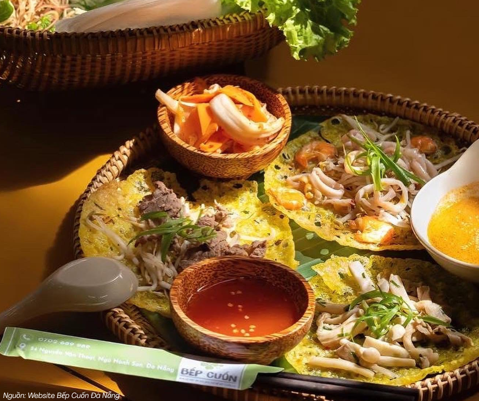 Hình ảnh món bánh xèo tại Bếp Cuốn, một nhà hàng ngon Đà Nẵng được yêu thích bởi thực khách khi muốn thưởng thức ẩm thực miền Trung truyền thống với nguyên liệu tươi ngon.