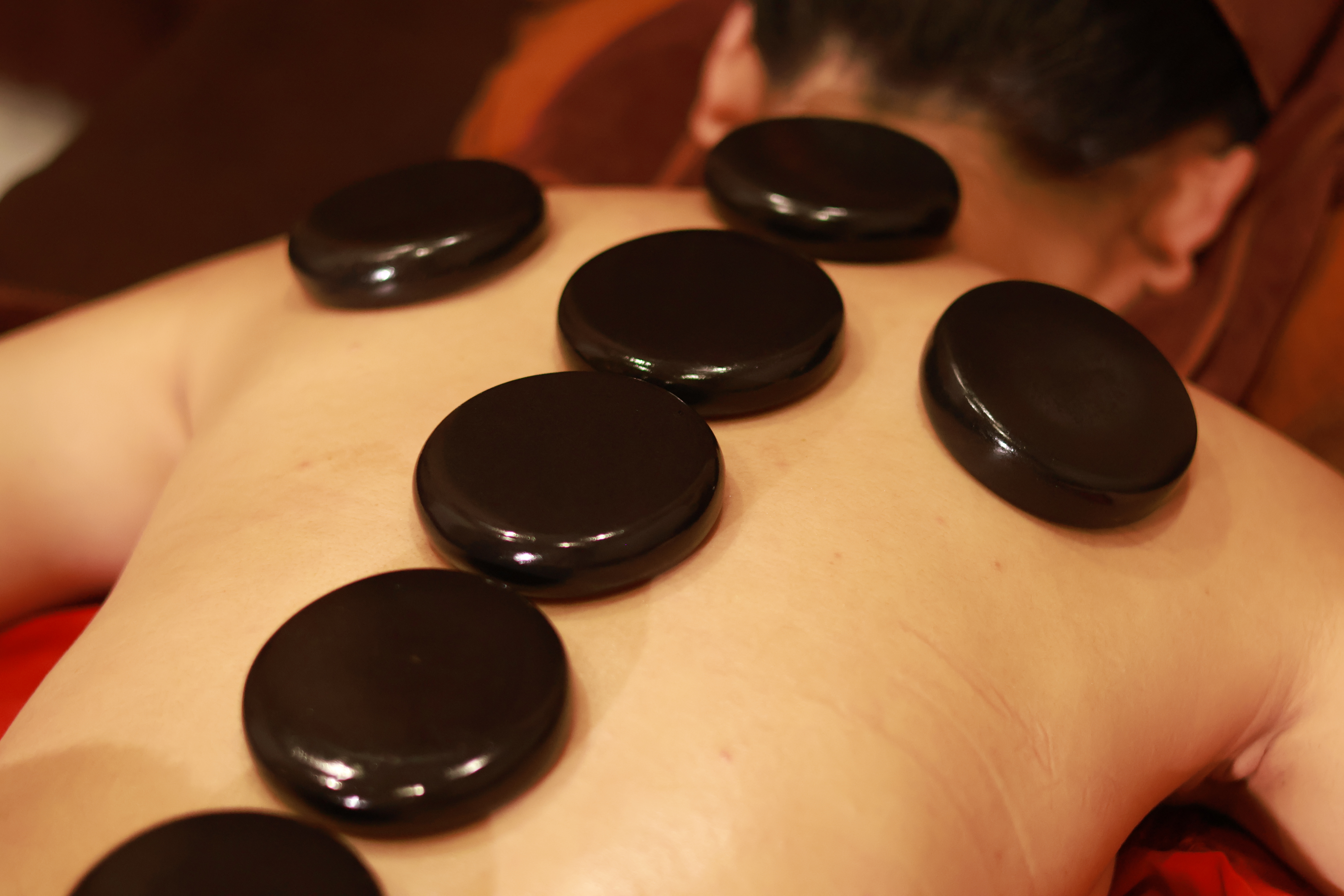 Massage đá nóng lưng tại Jang Mi Spa – massage có đau mới hiệu quả