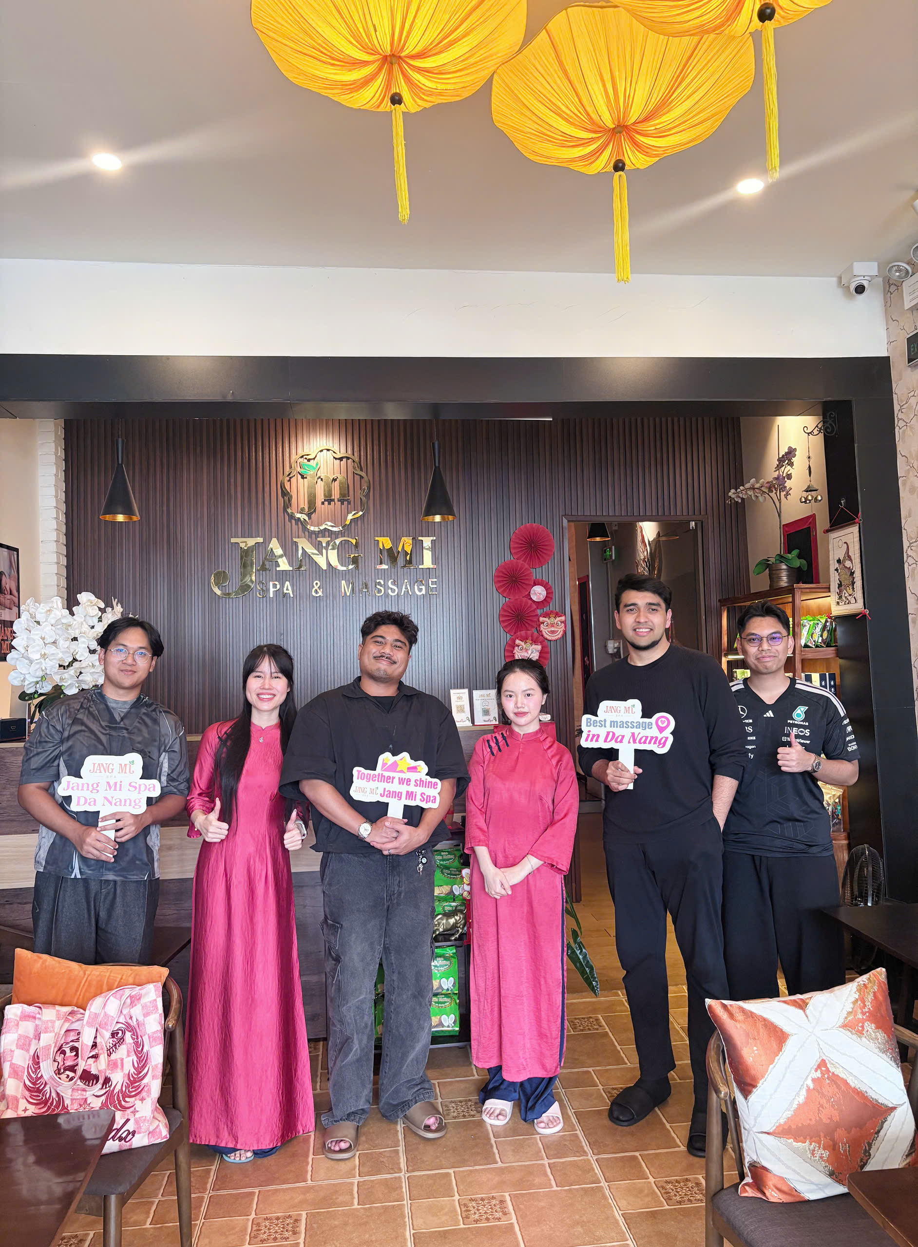 Khoảnh khắc vui vẻ của du khách tại Jang Mi Spa, ghi lại trải nghiệm thư giãn và đáng nhớ khi sử dụng dịch vụ massage Đà Nẵng trong hành trình khám phá thành phố.